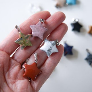 Wisiorek gwiazdka z kamieni naturalnych - kwarc różowy