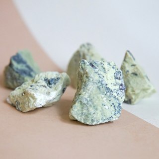 Serpentynit surowy