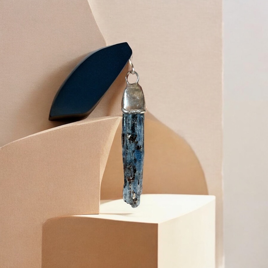 rękodzieło wisior z kyanitu